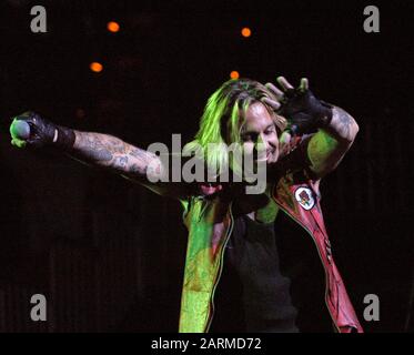 15 mars : Vince Neil, de Motley Crue, se produit au Philips Arena d'Atlanta, en Géorgie, le 15 mars 2006. Crédit: Chris McKay / MediaPunch Banque D'Images
