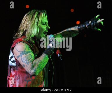 15 mars : Vince Neil, de Motley Crue, se produit au Philips Arena d'Atlanta, en Géorgie, le 15 mars 2006. Crédit: Chris McKay / MediaPunch Banque D'Images
