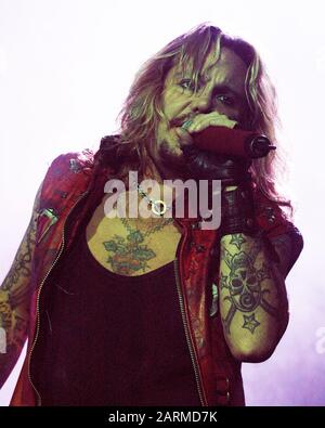 15 mars : Vince Neil, de Motley Crue, se produit au Philips Arena d'Atlanta, en Géorgie, le 15 mars 2006. Crédit: Chris McKay / MediaPunch Banque D'Images