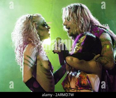 15 mars : Vince Neil, de Motley Crue, se produit avec des danseurs exotiques au Philips Arena d'Atlanta, Géorgie, le 15 mars 2006. Crédit: Chris McKay / MediaPunch Banque D'Images