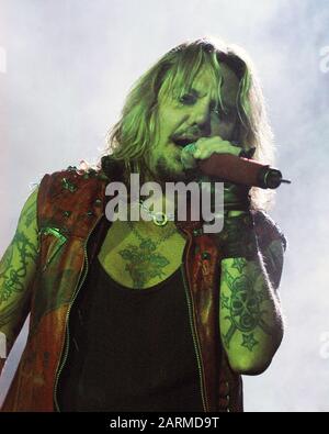 15 mars : Vince Neil, de Motley Crue, se produit au Philips Arena d'Atlanta, en Géorgie, le 15 mars 2006. Crédit: Chris McKay / MediaPunch Banque D'Images