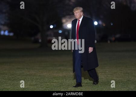 Washington, États-Unis. 28 janvier 2020. Le président américain Donald J. Trump revient à la Maison Blanche à Washington, DC le mardi 28 janvier 2020 après avoir pris la parole lors d'un rassemblement politique à Wildwood, dans le New Jersey. Photo de Chris Kleponis/UPI crédit: UPI/Alay Live News Banque D'Images