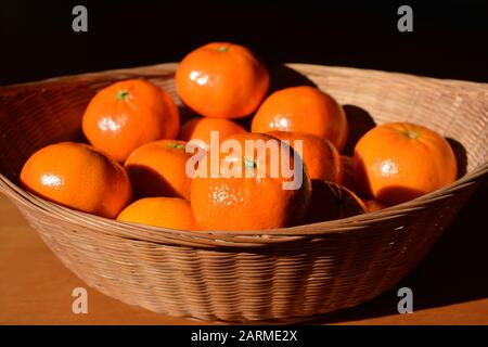 Mandarines dans un panier au soleil Banque D'Images