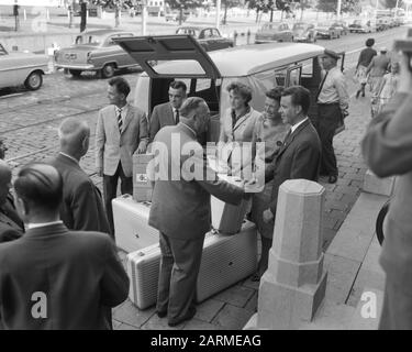 Départ groupe néerlandais de transfusion sanguine au Congo, adieu au prof. P. Muntendam Date: 27 juillet 1960 lieu: Congo mots clés: AFSELF, Leave Nom personnel: Prof. P. Muntendam Banque D'Images