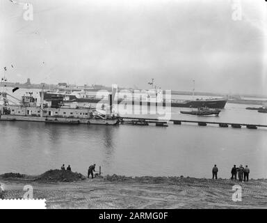 Le premier pétrolier navigue dans le port d'Europoort Date: 13 décembre 1960 mots clés: Pétroliers pétroliers Banque D'Images