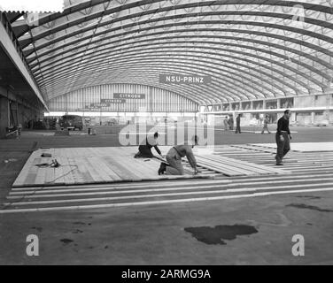 Préparatifs de la RAI pour la prochaine exposition automobile, portant les planchers pour les stands Date: 18 janvier 1961 mots clés: Préparations, expositions de voitures Nom de l'institution: RAI Banque D'Images