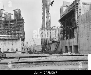 Travail Haringvlietdam Date : 13 mars 1961 lieu : Haringvliet mots clés : activités de construction, puits de construction, écluses, génie hydraulique Banque D'Images