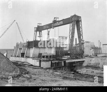 Travail Haringvlietdam Date : 13 mars 1961 lieu : Haringvliet mots clés : activités de construction, puits de construction, écluses, génie hydraulique Banque D'Images