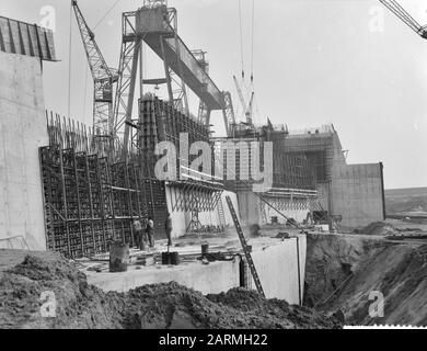 Travail Haringvlietdam Date : 13 mars 1961 lieu : Haringvliet mots clés : activités de construction, puits de construction, écluses, génie hydraulique Banque D'Images