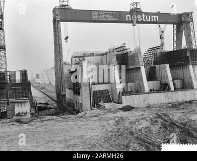 Travail Haringvlietdam Date : 13 mars 1961 lieu : Haringvliet mots clés : activités de construction, puits de construction, écluses, génie hydraulique Banque D'Images