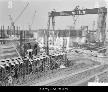 Travail Haringvlietdam Date : 13 mars 1961 lieu : Haringvliet mots clés : activités de construction, puits de construction, écluses, génie hydraulique Banque D'Images