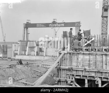 Travail Haringvlietdam Date : 13 mars 1961 lieu : Haringvliet mots clés : activités de construction, puits de construction, écluses, génie hydraulique Banque D'Images