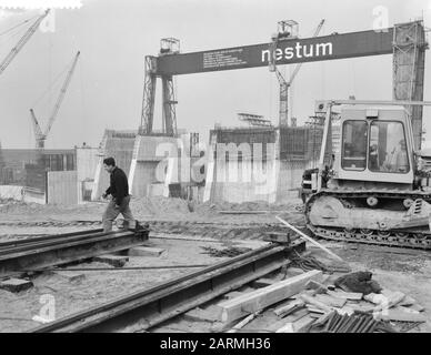 Travail Haringvlietdam Date : 13 mars 1961 lieu : Haringvliet mots clés : activités de construction, puits de construction, écluses, génie hydraulique Banque D'Images