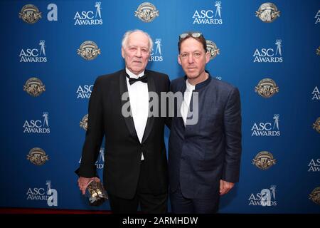 (L-R) Werner Herzog et Paul Holdengraber assistent au 34ème prix annuel de la American Society of Cinematographers ASC à Ray Dolby Ballroom à Los Angeles, Californie, États-Unis, le 25 janvier 2020. Banque D'Images