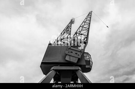 Vue spéciale d'une grue de chargement pour navires dans le port de Hambourg dans la ville de Hafen en noir et blanc Banque D'Images