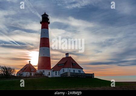 Phare de Westerhever près de Sankt(St.) Peter Ording au coucher du soleil avec un beau ciel magnifique et des nuages dramatiques Banque D'Images