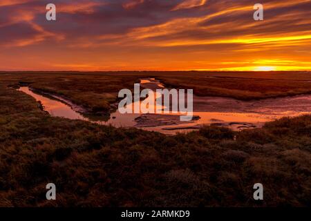 Magnifique incroyable coucher de soleil incroyable en mer du Nord avec des couleurs fabuleuses et un ciel spectaculaire près de Sankt(St.) Peter Ording, Allemagne Banque D'Images