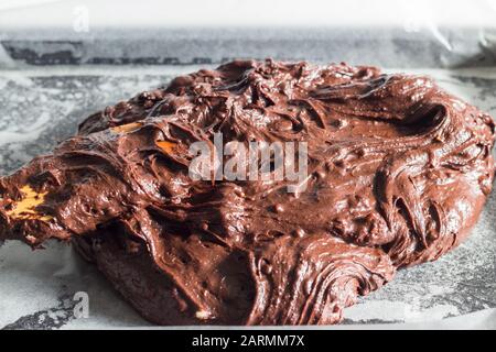 Mélange de pâte à frire au chocolat à remplir dans la poêle à pâtisserie pour la cuisson - gros plan photo avec espace de copie Banque D'Images