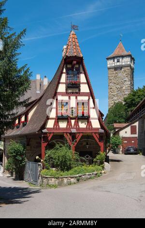 Rothenburg ob der Tauber, Allemagne - 23 juillet 2019; Maison de forgeron avec en arrière-plan une tour à la fois une attraction touristique dans la ville touristique Banque D'Images