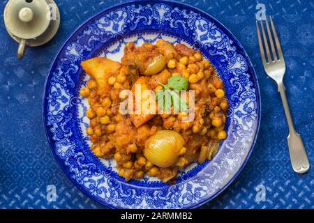 Curry de pois chiches et de légumes sur la plaque bleue et blanche - photo de la vue de dessus Banque D'Images