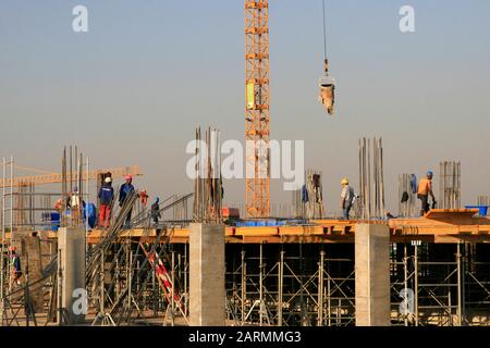 Le centre commercial de la villa lorsqu'il a commencé avec la construction pendant la phase initiale de construction en 2009, Moreleta Park, Pretoria/Thswane, Gauteng, South Afr Banque D'Images