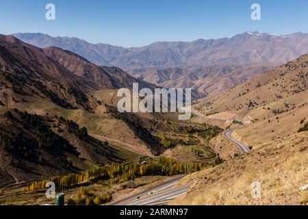 Autoroute A-373, autoroute Tachkent-Osh, Kamchik passer Ouzbékistan. Route de montagne. Banque D'Images