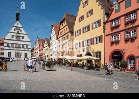 Rothenburg ob der Tauber, Allemagne - 23 juillet 2019; place centrale sur un jour ensoleillé d'été une attraction touristique dans la ville touristique Rothenburg on Banque D'Images