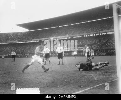 Football Pays-Bas contre Angleterre (amateurs) à Rotterdam Date : 7 mars 1954 lieu : Rotterdam, Zuid-Holland mots clés : sport, football Banque D'Images