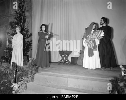 Répétition générale de la fête de Noël au Palais d'Amsterdam. Princesses Irene, Beatrix et Margriet Date : 21 décembre 1961 lieu : Amsterdam, Noord-Holland mots clés : Fête de Noël, répétitions Nom personnel : Beatrix, princesse, Margriet, princesse Banque D'Images