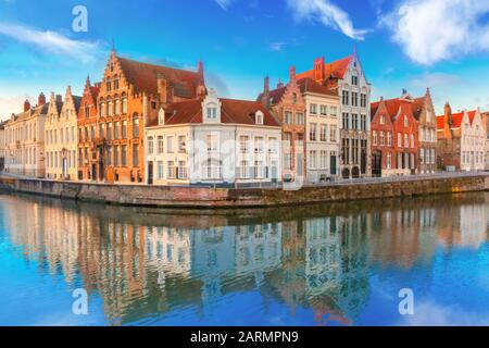 Vue panoramique sur la ville du canal de Bruges Spiegelrei, Belgique Banque D'Images