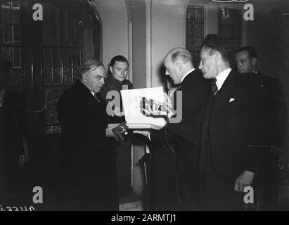 William Lyon Mackenzie King, premier ministre du Canada, à l'hôtel de ville d'Amsterdam. Remise d'un boek Date: 19 novembre 1947 lieu: Amsterdam, Noord-Holland mots clés: Livres, ministres-présidents Nom personnel: Mackenzie King, William Banque D'Images