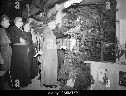 Winterlaer du Mouvement catholique de la jeunesse du diocèse de Haarlem dans la RAI à Amsterdam. Évêque De Haarlem Mgr. J.P. Huibers et M. G.P. c. Burg, doyen d'Amsterdam travaux de visualisation Date: 4 janvier 1948 lieu: Amsterdam mots clés: Organisations de jeunes, catholicisme, scouts, religions, fêtes religieuses Banque D'Images