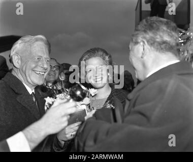Sjoukje Dijkstra de retour aux Pays-Bas à Schiphol Date : 20 mars 1962 lieu : Noord-Holland, Schiphol Nom personnel : Dijkstra, Sjoukje Banque D'Images