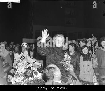 Sjoukje Dijkstra de retour aux Pays-Bas à Schiphol Date : 20 mars 1962 lieu : Noord-Holland, Schiphol Nom personnel : Dijkstra, Sjoukje Banque D'Images