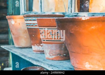 Vintage Retro pots en argile avec motif ornemental standing outdoors in countryside Banque D'Images