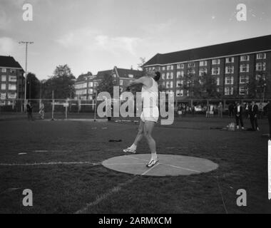 Concours internationaux d'athlétisme d'Amsterdam Cees Koch (lanceur de disques) Date : 13 juin 1962 mots clés : compétitions d'athlétisme Nom personnel : Cees Koch Banque D'Images