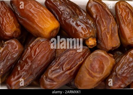 Avantages des dates. Dates sèches sur fond de bois gros plan texturé Banque D'Images