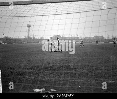 Haarlem contre t Gooi 2-0, Playmoment Date: 24 novembre 1962 lieu: Haarlem mots clés: Playing moments, sports, football Banque D'Images