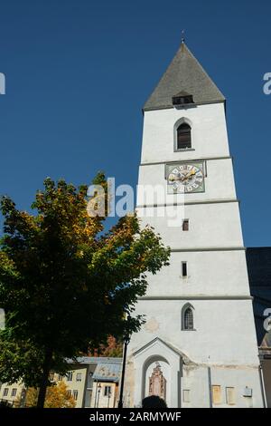 Église paroissiale de Saint-Paul du XIIIe siècle, photographiée le jour de l'automne ensoleillé. Ville de Bad Aussee, région de Salzkammergut, État de Styrie, au Banque D'Images