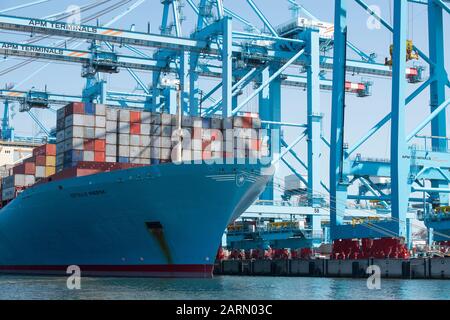 Rotterdam, Pays-Bas - 30 juillet 3019: Estelle Maersk un navire à conteneurs danois allongé dans le port de Rotterdam est débarqué Banque D'Images