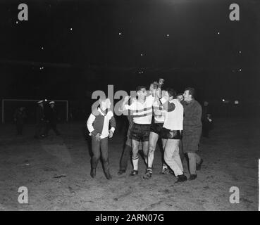 Coupe Europa 1. Feyenoord contre Reims 1-1. Van der Gijp en Kruiver entre partisans Date: 13 mars 1963 lieu: Rotterdam, Zuid-Holland mots clés: Sport, footballeurs Nom personnel: Kruiver, Piet Nom de l'institution: Feyenoord Banque D'Images