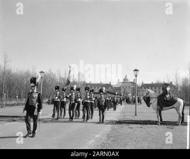 Mesures de sécurité à visiter de Gaulle. Garde d'honneur à Huis ten Bosch Date: 16 mars 1963 mots clés: MESURES de sécurité, visites, gardes honoraires Nom personnel: Gaulle, Charles de Banque D'Images