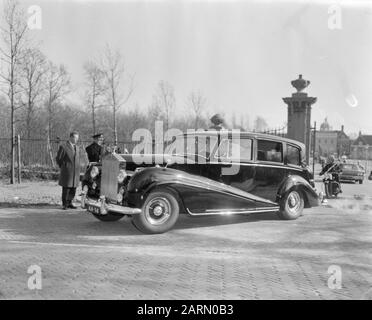 Mesures de sécurité à visiter de Gaulle. Huis ten Bosch, personnes en attente Date: 16 mars 1963 mots clés: MESURES de sécurité, visites Nom personnel: Gaulle, Charles de Banque D'Images