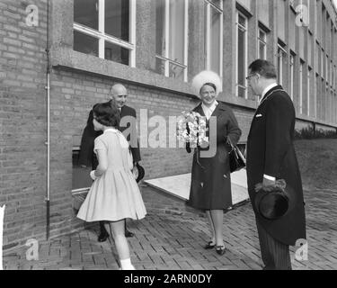 Son Altesse Royale La Princesse Irene S'Est Rendue À Sittard-Brunssum Et À La Mine D'État Hendrik. Princesse Irene sur le chemin de l'excursion Date: 23 mars 1963 lieu: Brunssum, Limbourg, Sittard mots clés: STATATSMIJN, visites Nom personnel: Hendrik, Irene, princesse Banque D'Images