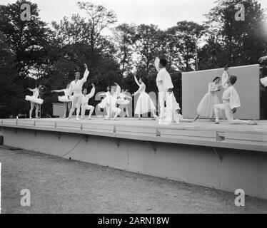 Vondelparkfeesten 1963 ouvert avec une représentation de Het nationale Ballet menée par Sonia Gaskell, performance de la suite de ballet et Blanc Date: 4 juin 1963 lieu: Amsterdam, Noord-Holland mots clés: Ballet, représentations Banque D'Images