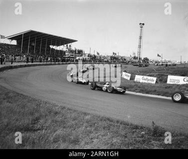 Jim Clark a remporté le Grand Prix des Pays-Bas en 1963. Numéro 16 Jack Brabham, Numéro 22 Tony Maggs Date : 23 Juin 1963 Mots Clés : Gagnants, Cups Nom Personnel : Grand Prix Des Pays-Bas, Jack Brabham, Jim Clark Banque D'Images