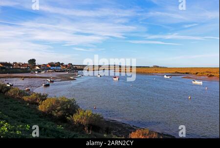 Vue sur le port lors d'une belle journée d'hiver sur la côte nord de Norfolk à Burnham Overy Staithe, Norfolk, Angleterre, Royaume-Uni, Europe. Banque D'Images