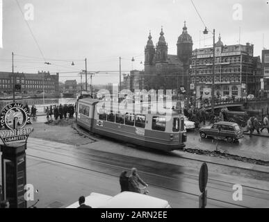 Trams au-dessus de la nouvelle boucle à la gare centrale le long de l'église Saint-Nicolas Date: 22 octobre 1963 mots clés: Trams Banque D'Images