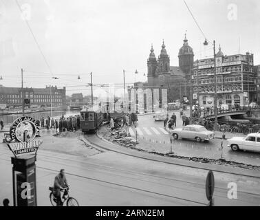 Trams au-dessus de la nouvelle boucle à la gare centrale le long de l'église Saint-Nicolas Date: 22 octobre 1963 mots clés: Trams Banque D'Images