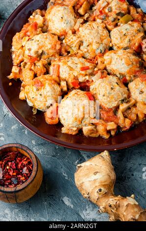 Faites cuire des côtelettes de poulet avec des artichaut de Jérusalem.boulettes De poulet Cuites À La Vapeur Banque D'Images